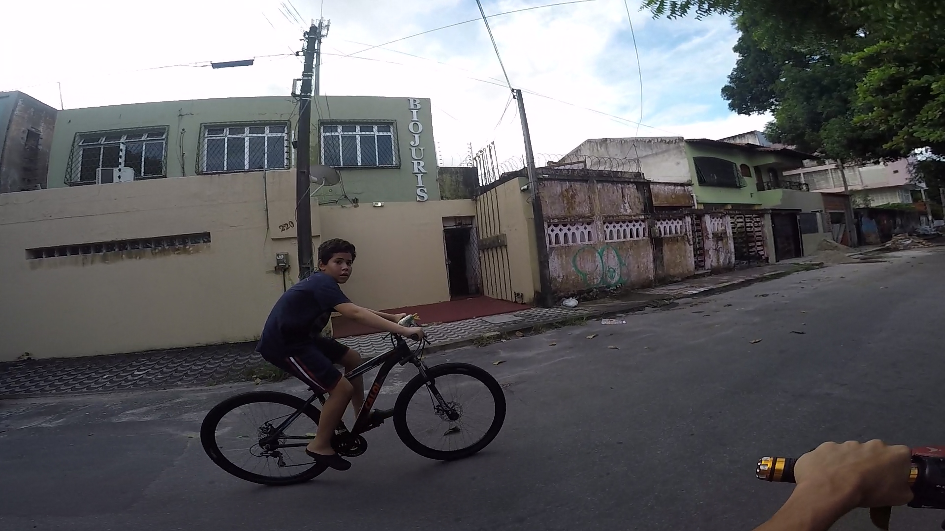 http://videos.introcdc.com/Canal/MotoVlog/Serjona/Rafael de Bicicleta/GOPR4263.00_04_48_15.Quadro002.png